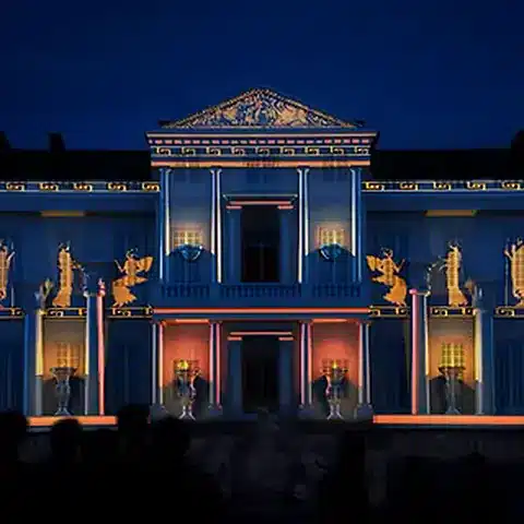 Façade de monument illuminée par une projection mapping